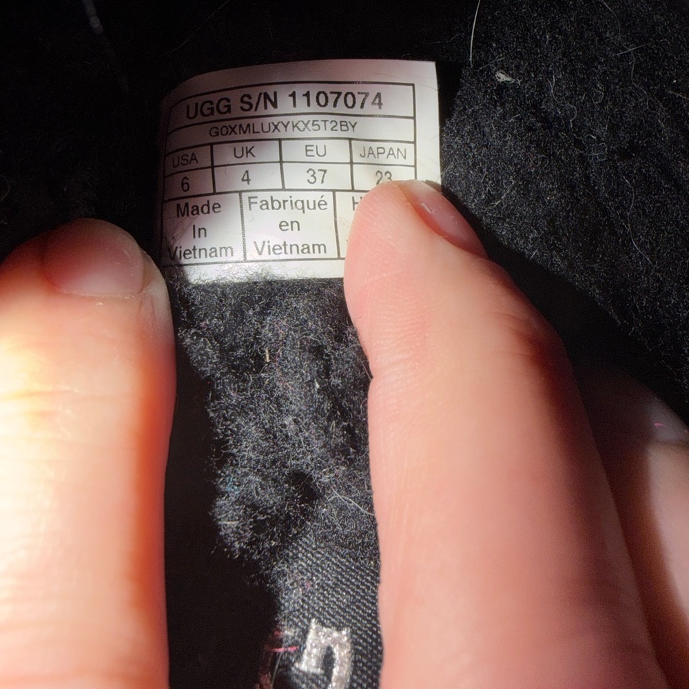 UGG Women's Scuffette II Cosmos slippers in a black glitter colorway- size 6! - Picture 3 of 4